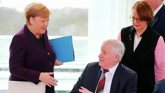 1 1 Bat Ngo Thu Tuong Merkel Bi Bo Truong Duc Tu Choi Bat Tay Vi Covid 19