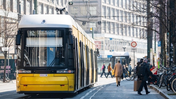 1 Hanh Khach Di Tau Dien Ngam Berlin Co Mo Cua Tau Co Nguy Co Bi Phat Tu Thang 5